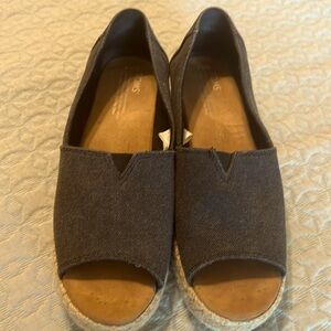 EUC Toms open-toe alpargatas sz 8.5, dark chambray w/ low heels cool comfort!